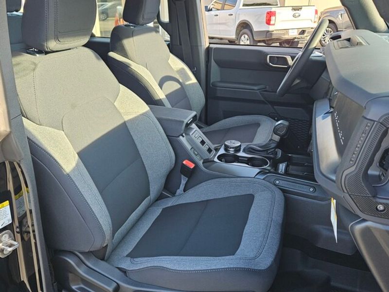 2025 Ford Bronco Base photo 14
