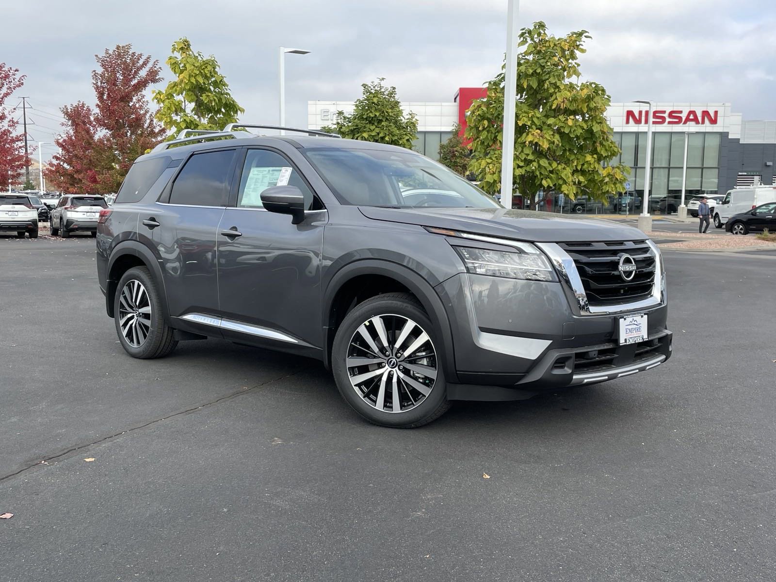 2025 Nissan Pathfinder Platinum's photo