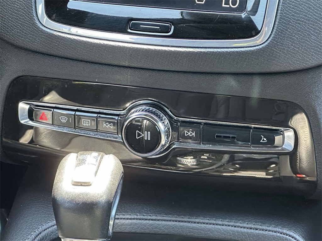 2019 Volvo XC90 T6 Momentum photo 18