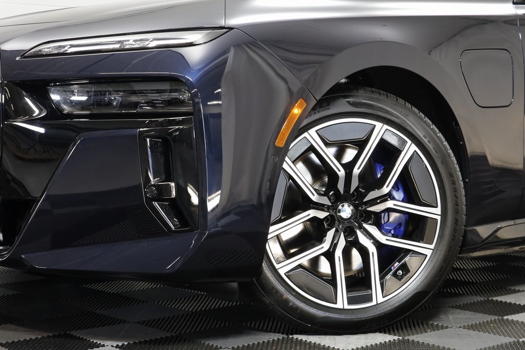 2026 Bmw 750e photo 3