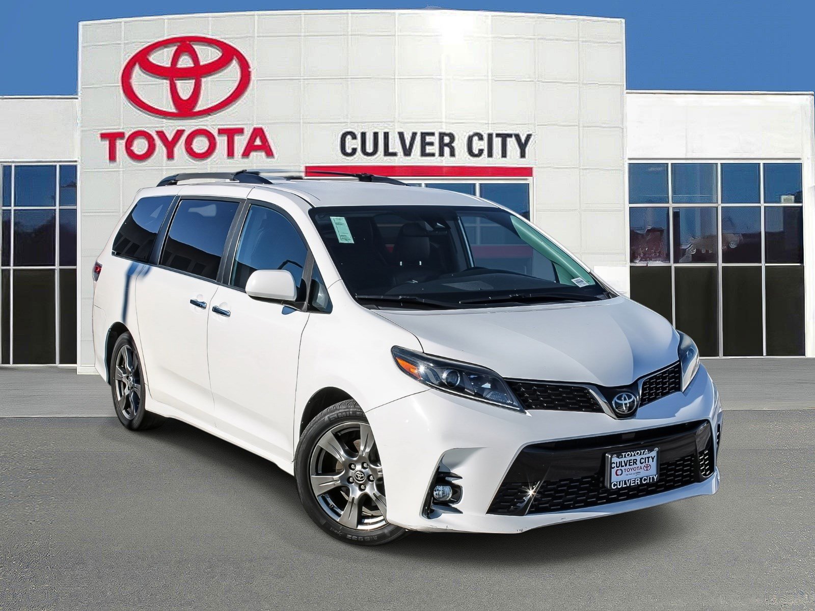 2020 Toyota Sienna SE's photo