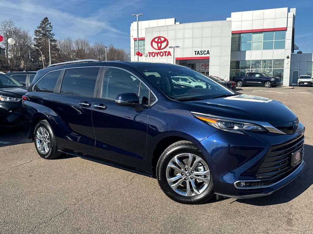 2024 Toyota Sienna Platinum's photo