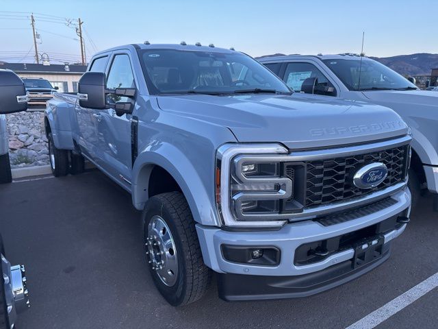 2026 Ford F-450 Super Duty Platinum's photo