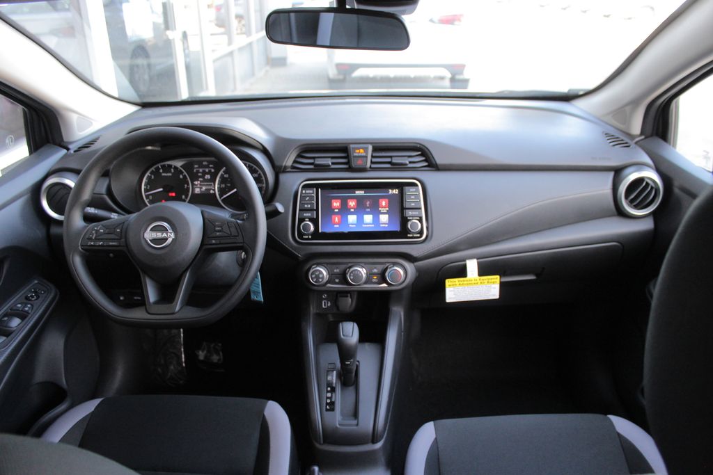 2025 Nissan Versa 1.6 S photo 9