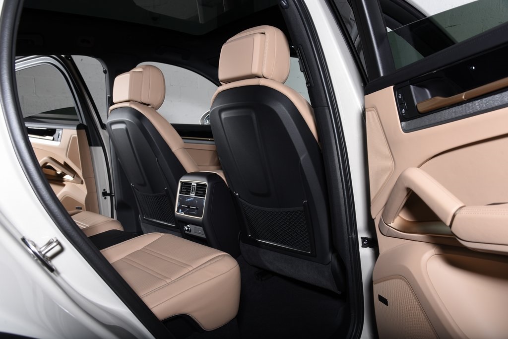 2025 Porsche Cayenne photo 27
