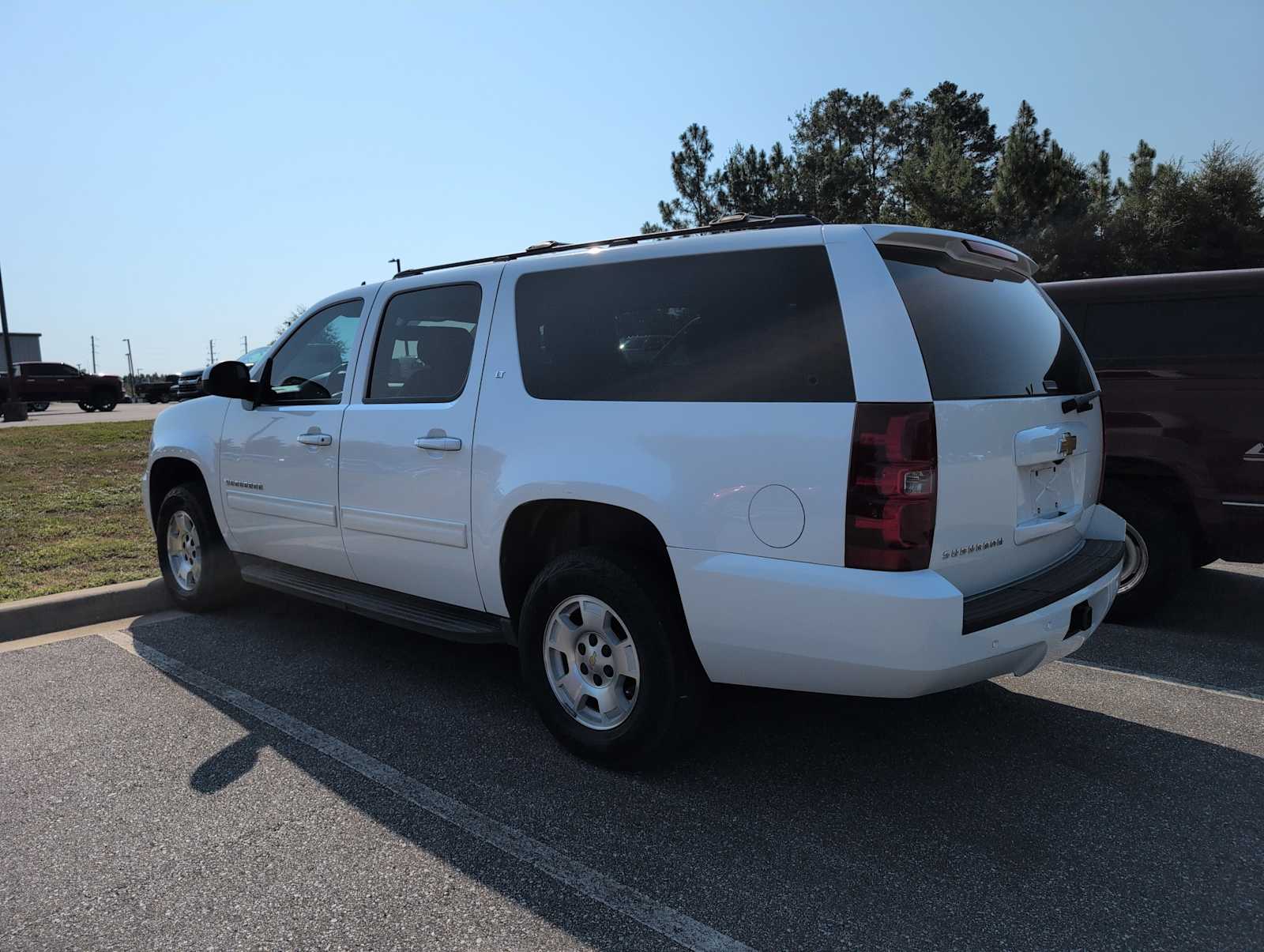2014 Chevrolet Suburban LT photo 3