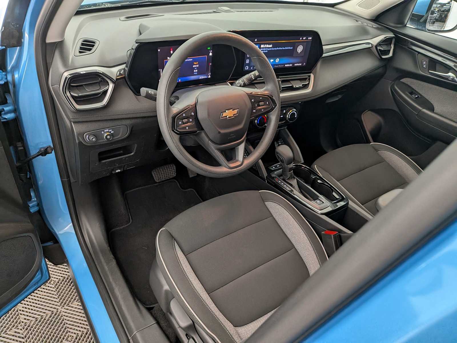 2025 Chevrolet Trailblazer LT photo 2
