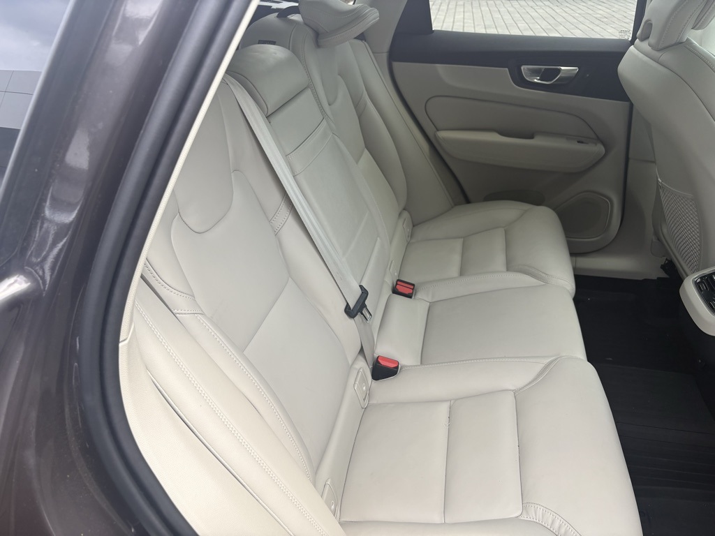 2022 Volvo XC60 B5 Inscription photo 40