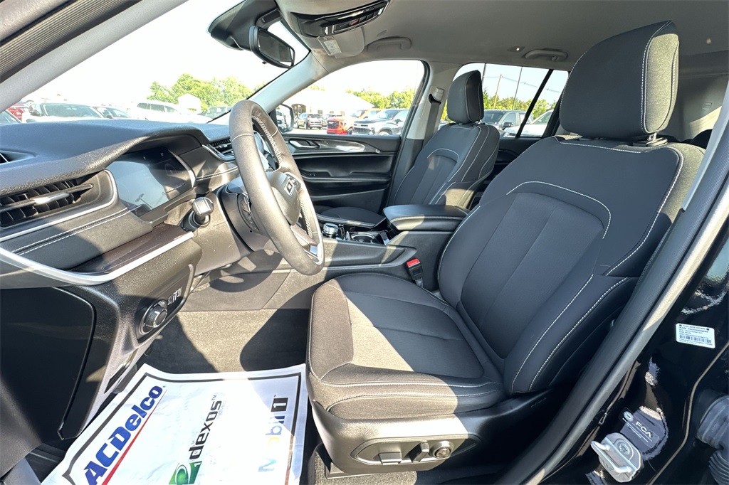 2023 Jeep Grand Cherokee Laredo photo 10