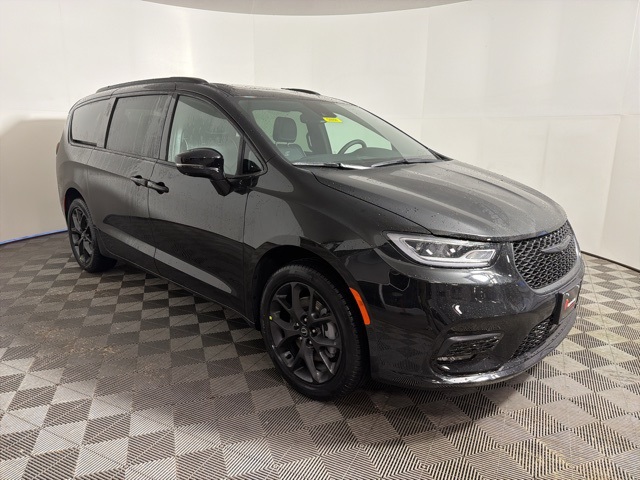 2026 Chrysler Pacifica Limited's photo