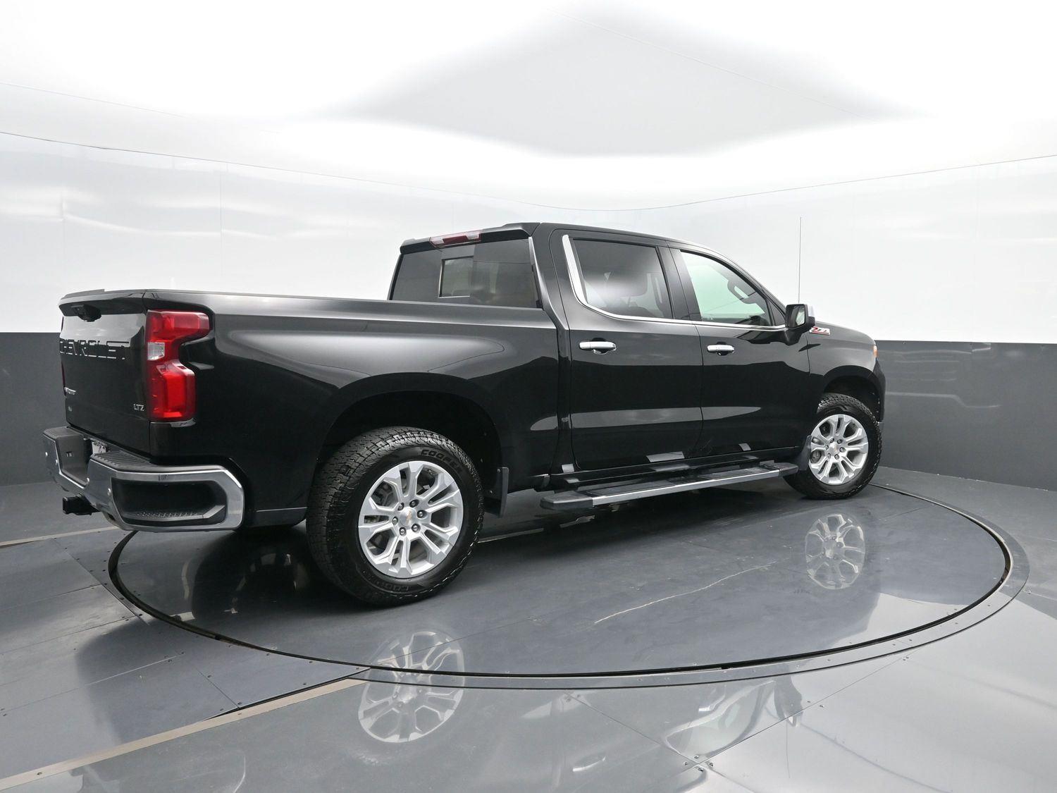 2024 Chevrolet Silverado 1500 LTZ photo 2