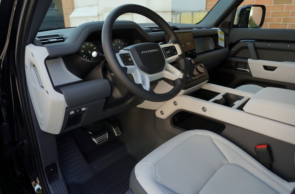 2025 Land Rover Defender 110 S photo 11