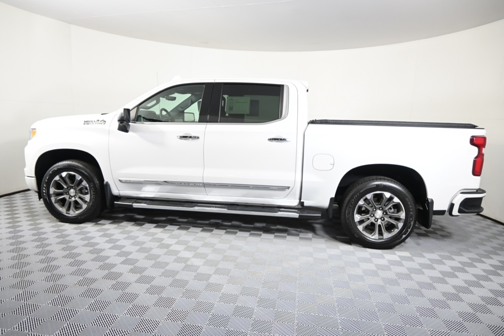 2023 Chevrolet Silverado 1500 High Country photo 3