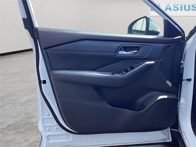 2022 Nissan Rogue SV photo 22