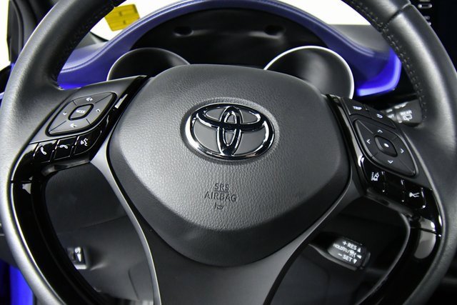 2022 Toyota C-HR XLE photo 2