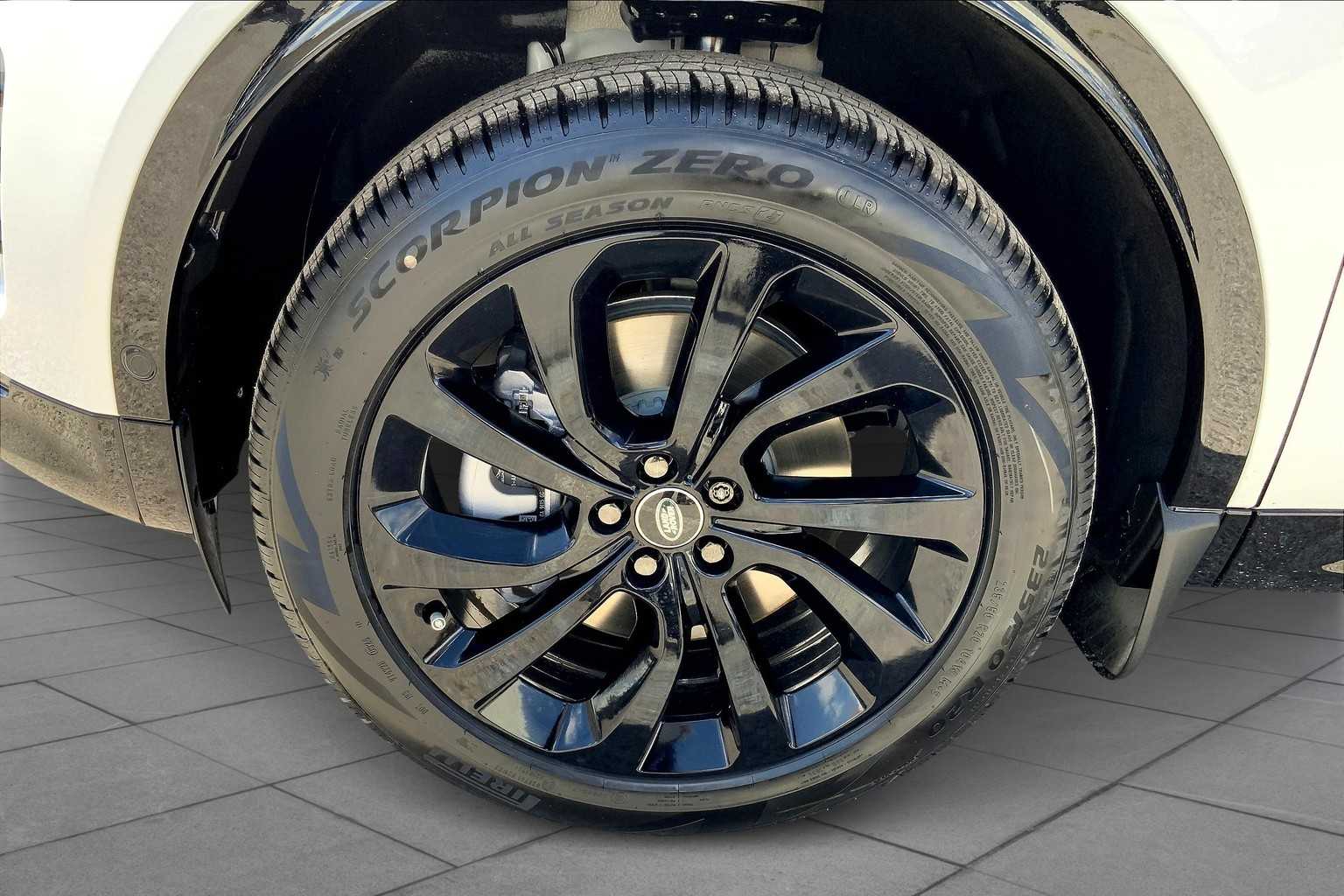 2025 Land Rover Discovery Sport Dynamic SE photo 11