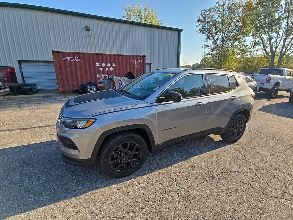 2022 Jeep Compass Latitude Lux photo 2