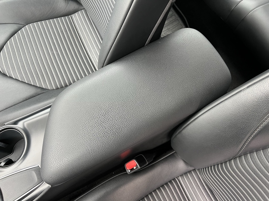 2020 Toyota Camry SE photo 22