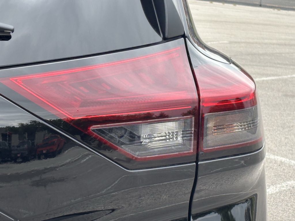 2025 Nissan Rogue SV photo 5
