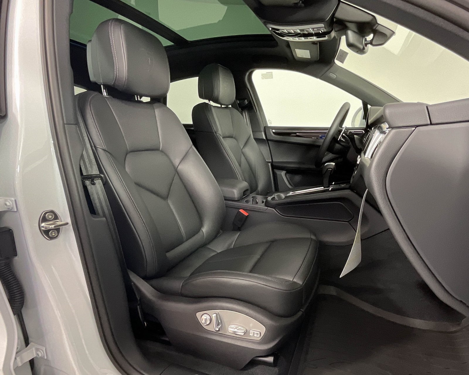 2025 Porsche Macan T photo 20