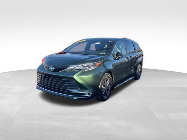 2025 Toyota Sienna Platinum's photo