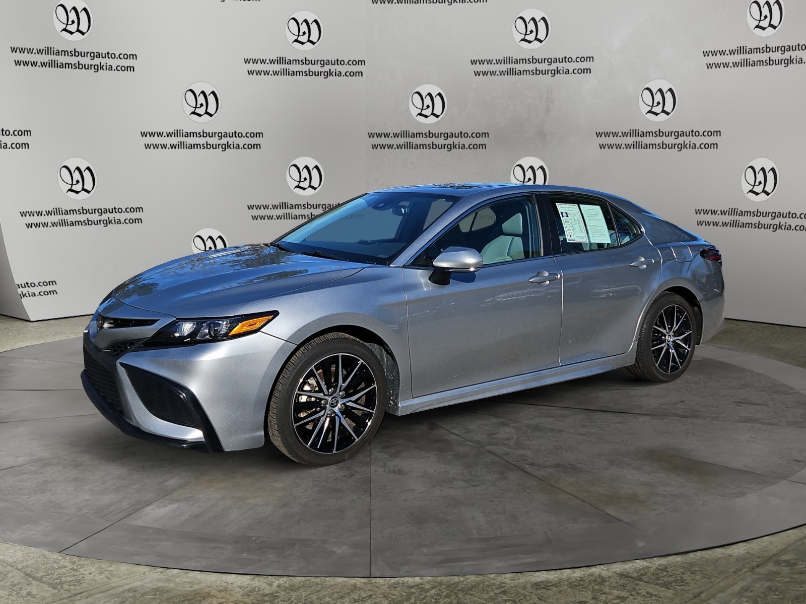 2024 Toyota Camry SE's photo