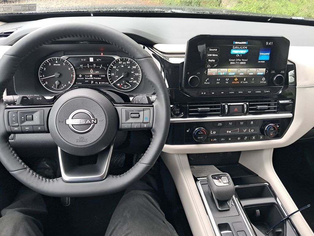 2025 Nissan Pathfinder SL photo 12