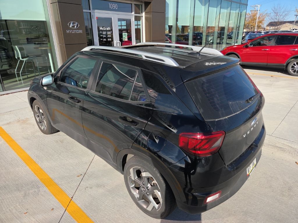 2023 Hyundai Venue SEL photo 2