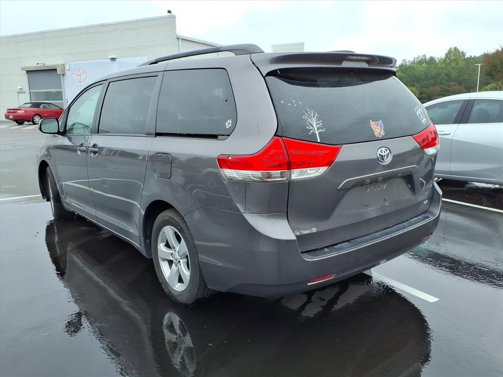 2014 Toyota Sienna LE photo 2