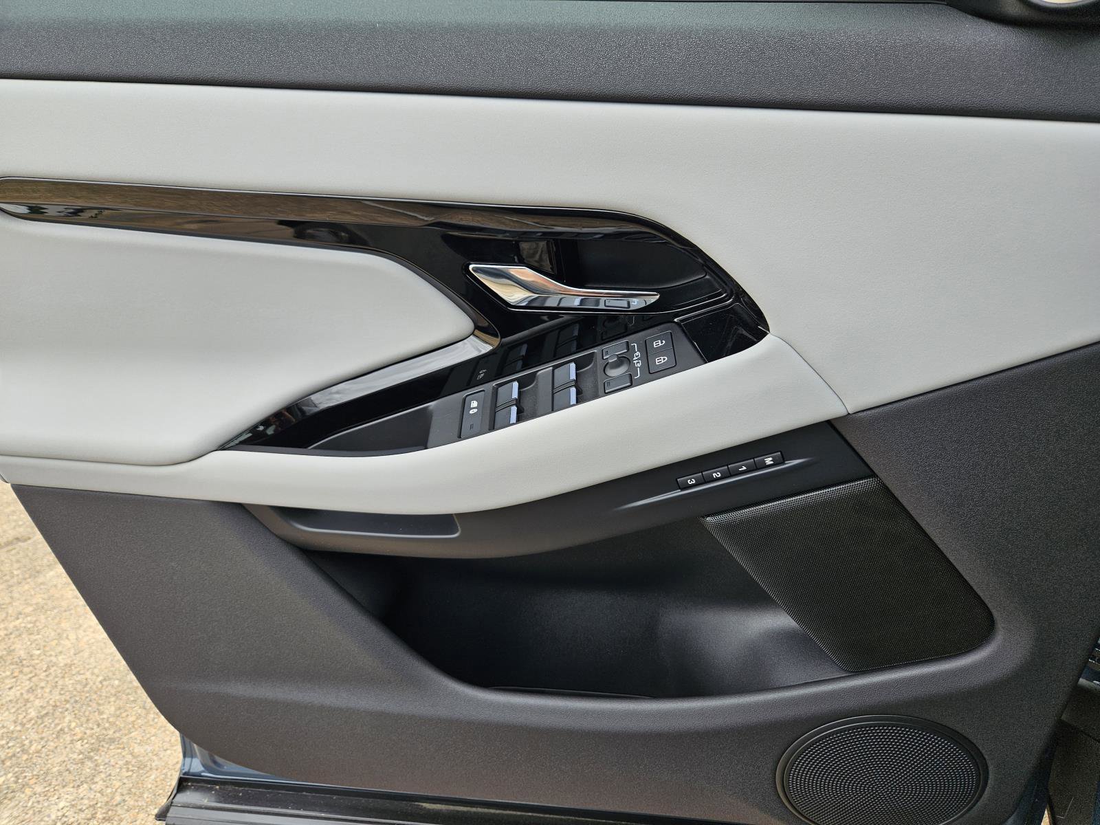 2026 Land Rover Range Rover Evoque Dynamic SE photo 23