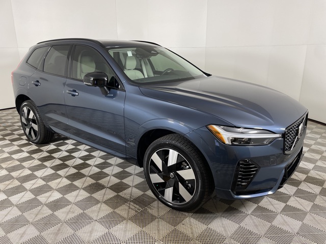 2025 Volvo XC60 T8 Plus photo 2