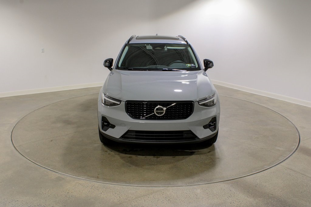 2025 Volvo XC40 Plus photo 2
