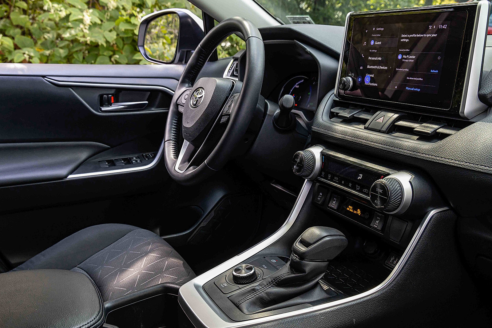 2023 Toyota RAV4 Hybrid XLE photo 24