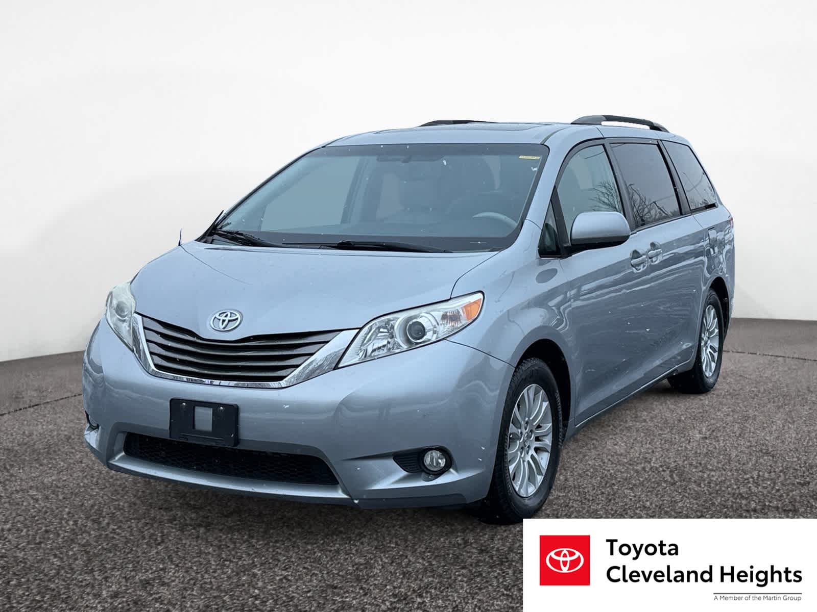 2014 Toyota Sienna XLE's photo