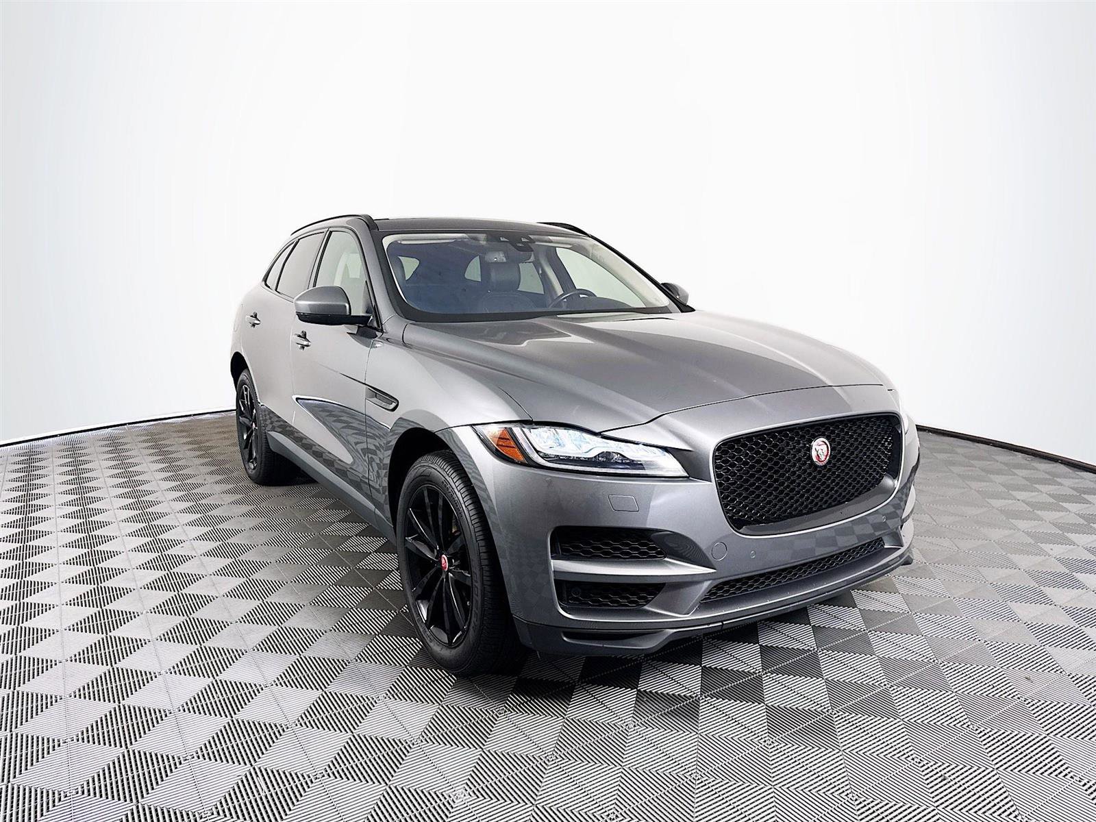 2018 Jaguar F-PACE Prestige photo 2