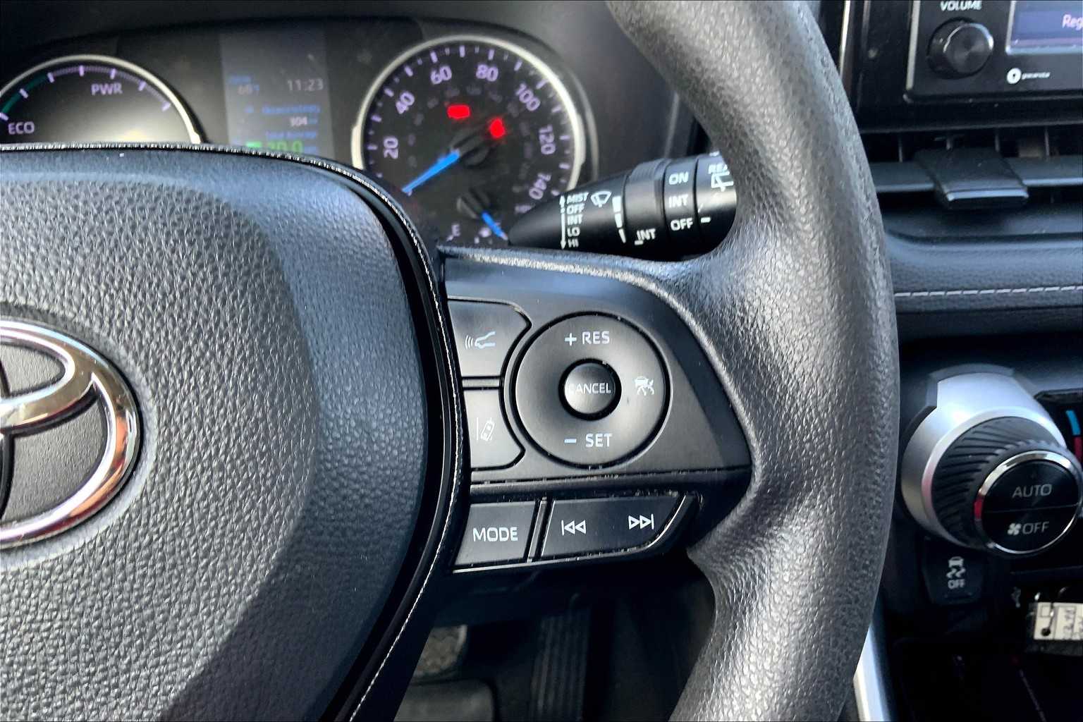 2021 Toyota RAV4 Hybrid XLE photo 21