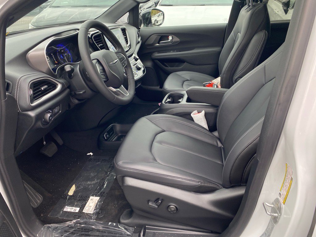 2026 Chrysler Pacifica photo 4