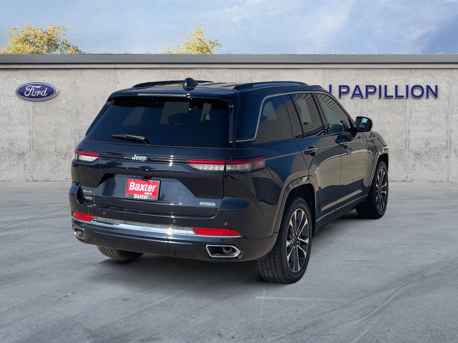 2023 Jeep Grand Cherokee Overland photo 4