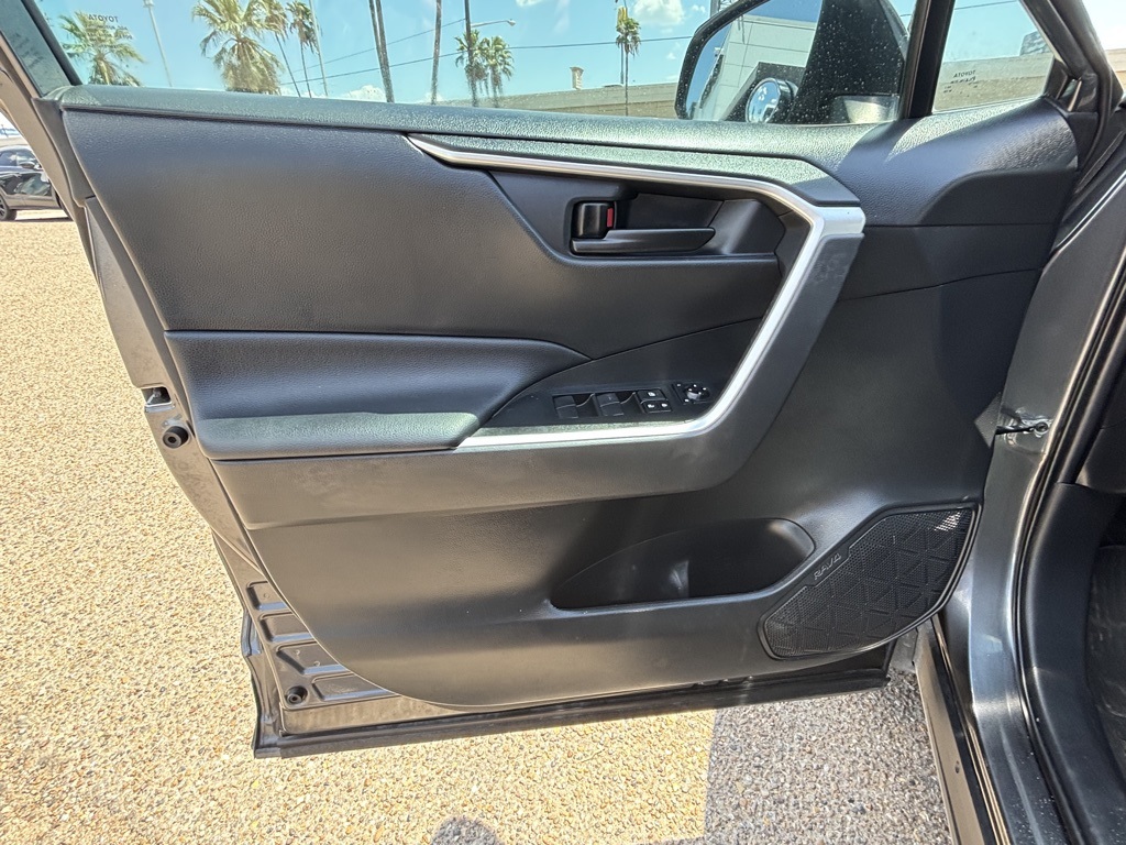 2021 Toyota RAV4 LE photo 6