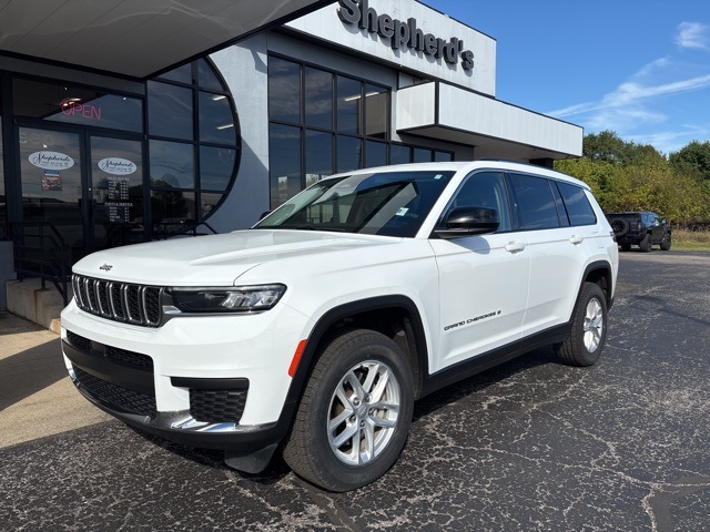 2023 Jeep Grand Cherokee Laredo photo 2