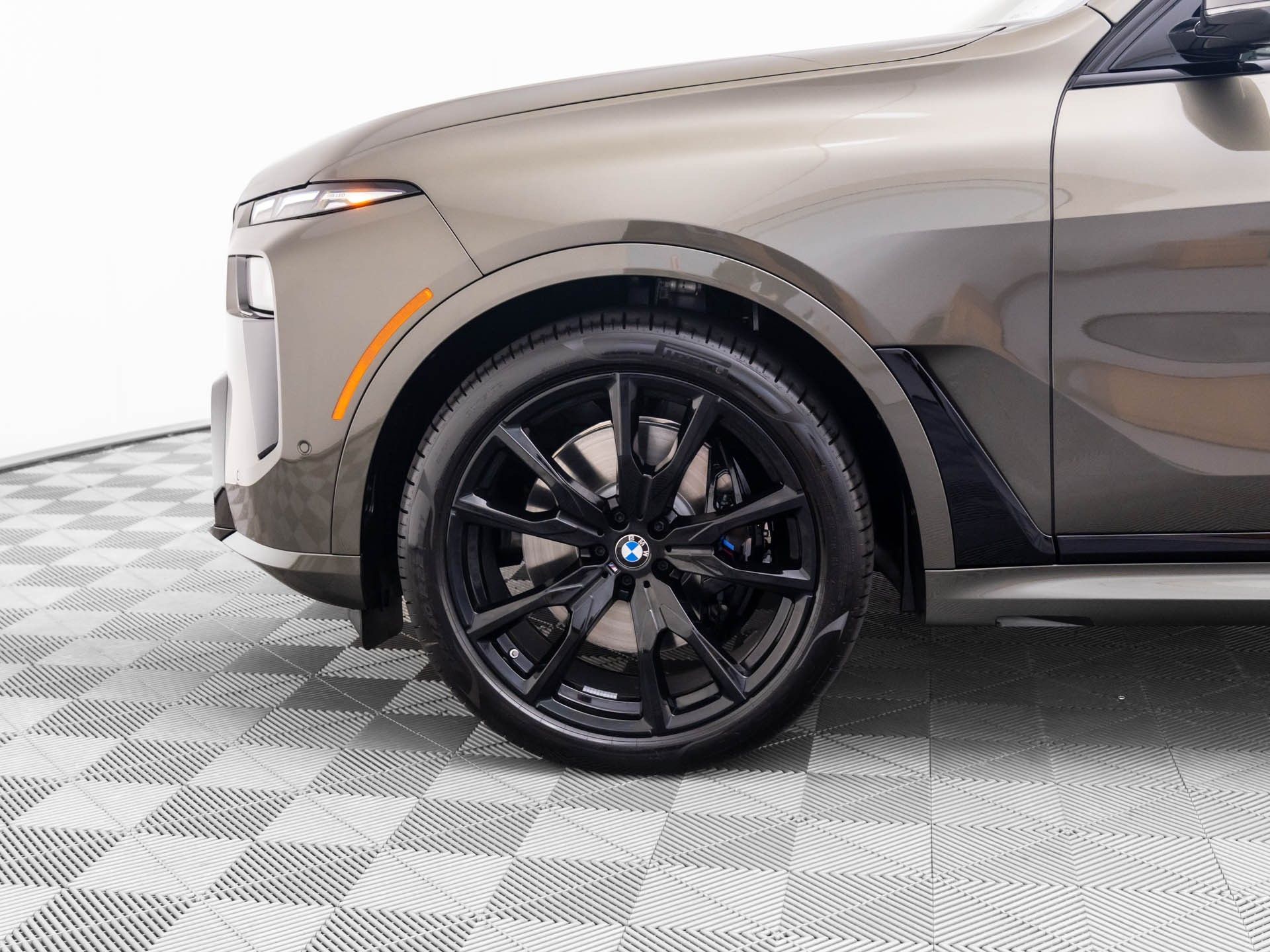 New 2026 Manhattan Green Metallic BMW M60i image 31