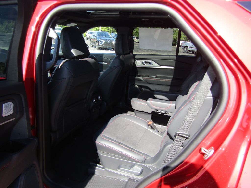 2025 Ford Explorer ST photo 13