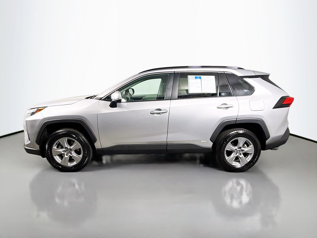 2022 Toyota RAV4 Hybrid XLE photo 3