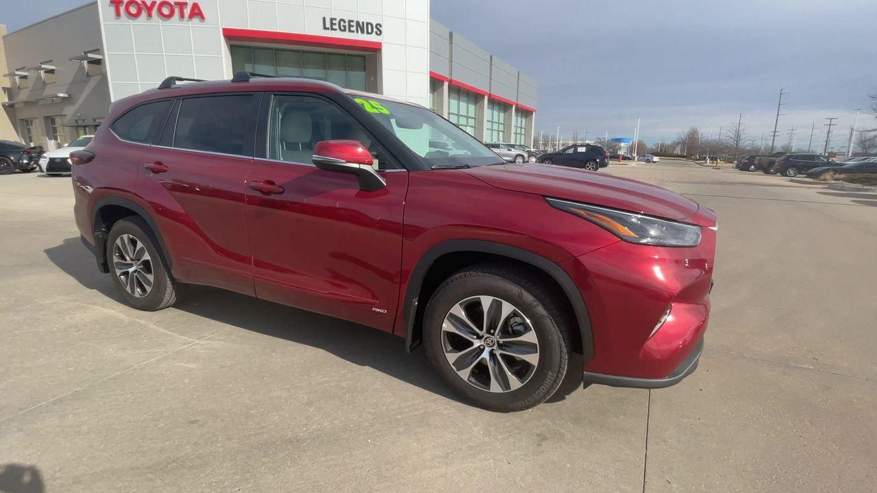 Used 2025 Toyota Highlander XLE with VIN 5TDKBRCH4SS688383 for sale in Kansas City