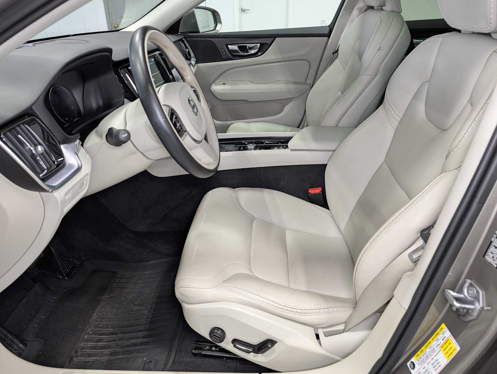 2020 Volvo V60 Cross Country photo 4