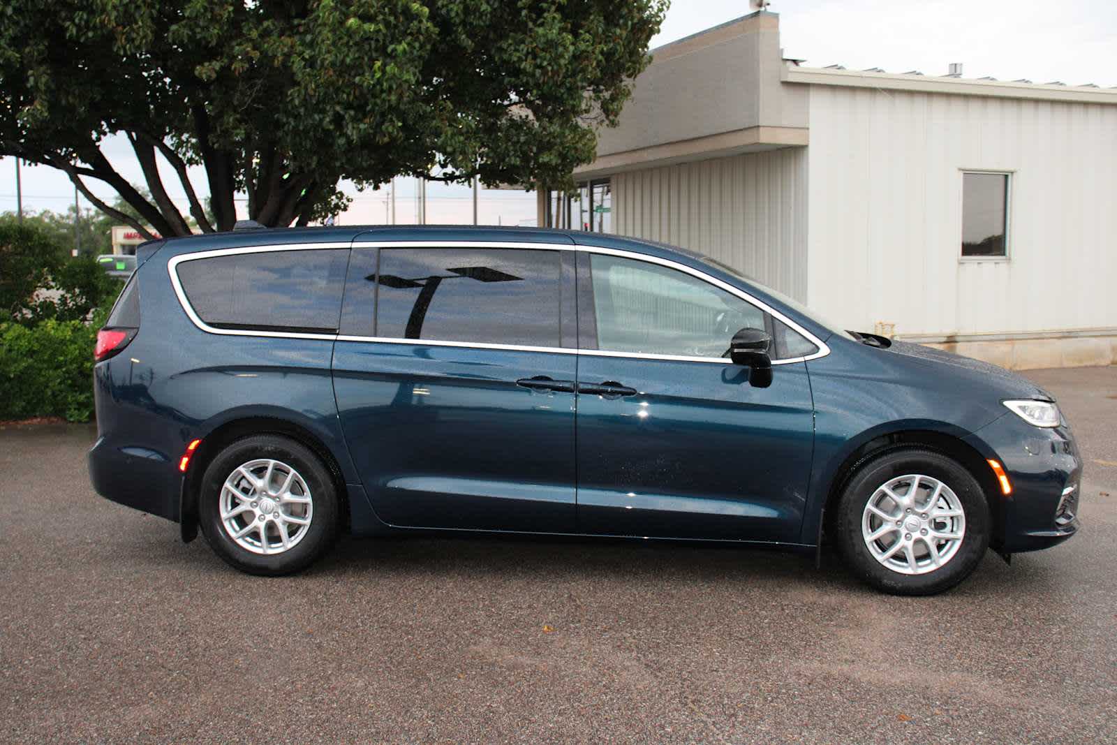 2025 Chrysler Pacifica photo 2