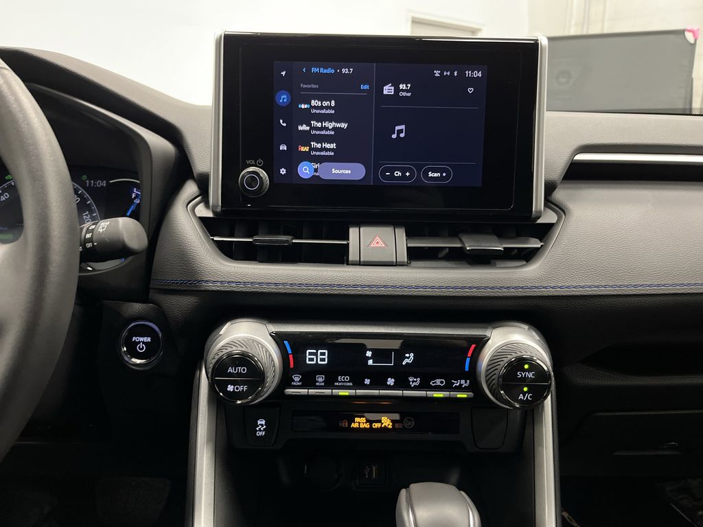 2023 Toyota RAV4 SE photo 3