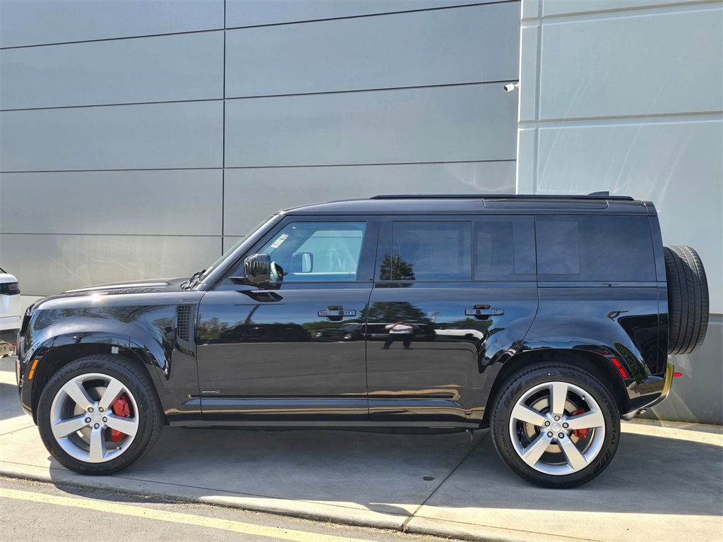 2025 Land Rover Defender 110 photo 3