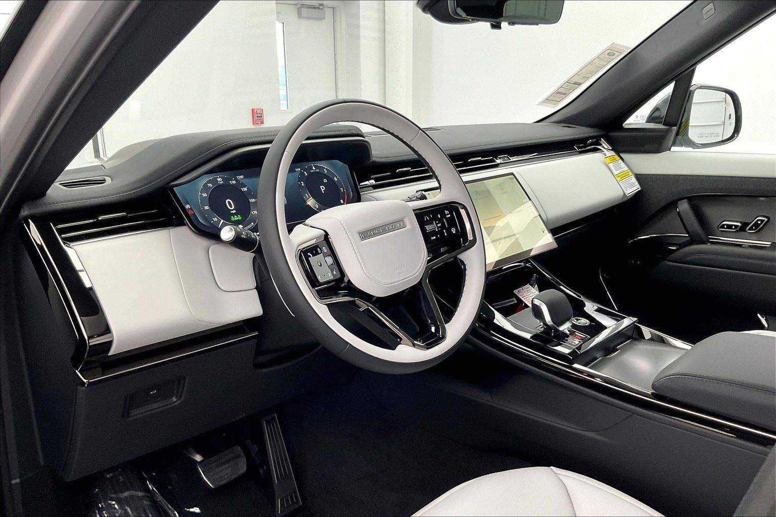 2025 Land Rover Range Rover Sport SE photo 3