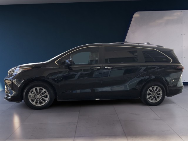 2023 Toyota Sienna XLE photo 2